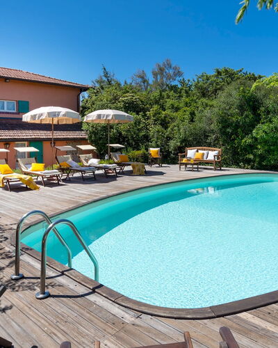 Villa Corallina 12: Schwimmbad, Gartenmöbel, Resort, Eco Hotel, Stuhl, Freizeit, Regenschirm, Hazienda, Villa, Schatten