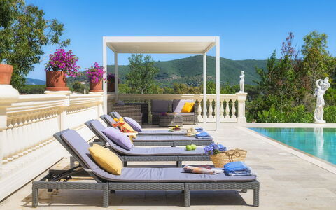 Villa Laconella 8+4: Möbel, Gartenmöbel, Schwimmbad, Resort, Stuhl, Blumentopf, Schatten, Freizeit, Eco Hotel, Zimmerpflanze