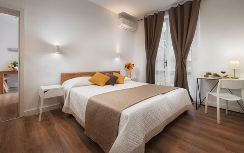 Villa Laconella 8+4: Interior Design, Möbel, Flooring, Fussboden, Zimmer, Bett, Decke, Holzboden, Zuhause, Schlafzimmer