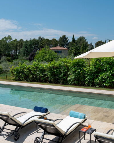 Terra di Siena 14: Gartenmöbel, Möbel, Schwimmbad, Regenschirm, Sonnenliege, Stuhl, Schatten, Verbundwerkstoff, Tisch Im Freien, Resort