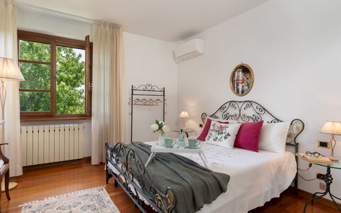 Villa Irene 6: Möbel, Bett, Interior Design, Schlafzimmer, Bedding, Bettdecke, Linens, Zimmer, Flooring, Fussboden