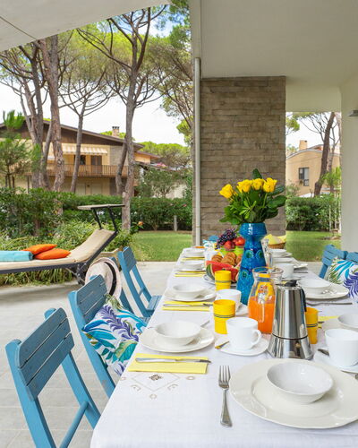 La Villa in Pineta 10: Gartenmöbel, Möbel, Garten, Stuhl, Schatten, Resort, Eco Hotel, Rasen, Garten, Hinterhof