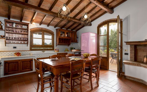 Villa Binetti 7: Möbel, Interior Design, Küche, Flooring, Holz, Zuhause, Fussboden, Cabinetry, Haus, Küche & Esszimmer Tisch