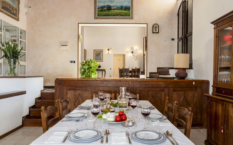 Villa Bel Panorama 8: Möbel, Interior Design, Tabelle, Holz, Flooring, Küche & Esszimmer Tisch, Decke, Zimmer, Esszimmer, Beleuchtung
