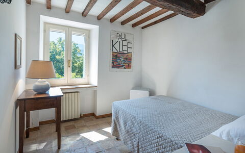 Casale le Querce di Cetona 8: Wand, Schlafzimmer, Bett, Holz, Interior Design, Möbel, Bettdecke, Flooring, Bedding, Fussboden