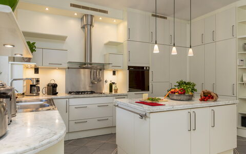 Villa Adisa 8: Küche, Countertop, Möbel, Küchengerät, Interior Design, Cabinetry, Flooring, Decke, Light Fixture, Major Appliance