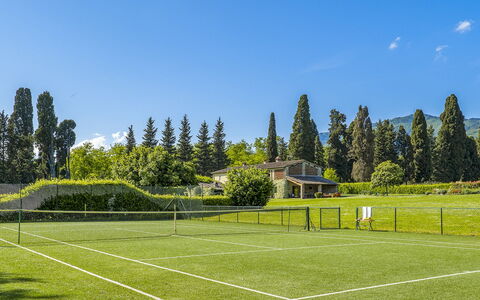 La Mandolata 12: Baum, Gras, Tennisplatz, Tennis, Racquet Sport, Grundstueck, Rasen