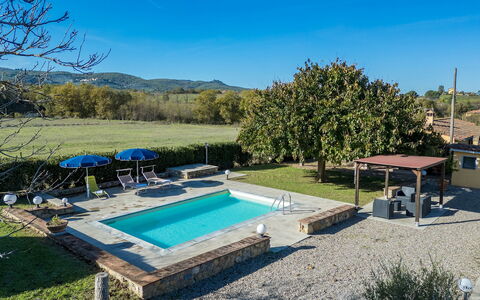 La Vigna 4: Schwimmbad, Gartenmöbel, Resort, Schatten, Estate, Hinterhof, Freizeit, Hazienda, Stuhl, Garten
