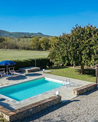 La Vigna 4: Schwimmbad, Gartenmöbel, Resort, Schatten, Estate, Hinterhof, Freizeit, Hazienda, Stuhl, Garten