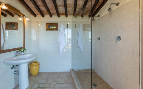 Villa Stroncoli 14: Wand, Interior Design, Flooring, Armatur, Fussboden, Decke, Beleuchtung, Badezimmer, Zimmer, Installation