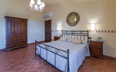 Villa Stroncoli 14: Flooring, Fussboden, Interior Design, Möbel, Zimmer, Schlafzimmer, Bett, Schublade, Bettrahmen, Decke