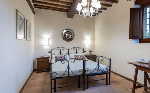 Villa le Tornaie 14: Möbel, Schlafzimmer, Flooring, Interior Design, Bett, Fussboden, Decke, Beleuchtung, Bettrahmen, Zimmer