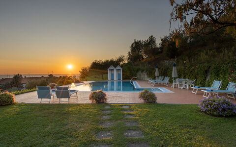Villa ai Venti 8: Schwimmbad, Resort, Stuhl, Eco Hotel, Schatten, Gartenmöbel, Landscaping, Hotel, Zimmerpflanze, Flagstone