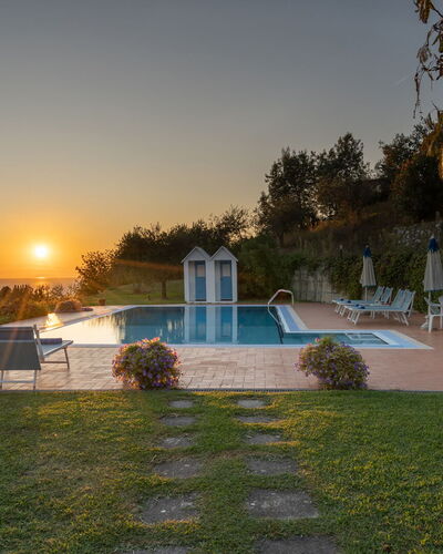 Villa ai Venti 8: Schwimmbad, Resort, Stuhl, Eco Hotel, Schatten, Gartenmöbel, Landscaping, Hotel, Zimmerpflanze, Flagstone