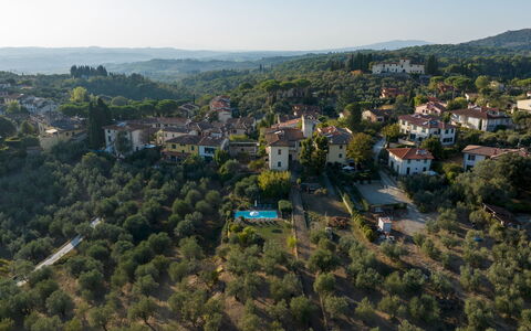 Villa Treggiaia 12+2: Wohngebiet, Vegetation, Vogelperspektive, Landschaft, Ländliches Gebiet, Nachbarschaft, Haus, Grundstueck, Vorort, Menschliche Siedlung
