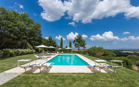 Villa Pianello 10: Schwimmbad, Garten, Rasen, Landscaping, Estate, Gartenmöbel, Villa, Park, Resort, Bauernhaus