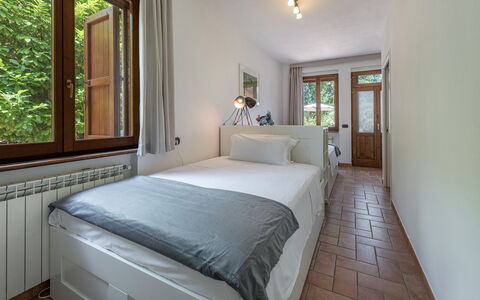Villa Pianello 10: Bett, Schlafzimmer, Interior Design, Holz, Bettdecke, Bedding, Möbel, Decke, Fussboden, Zuhause