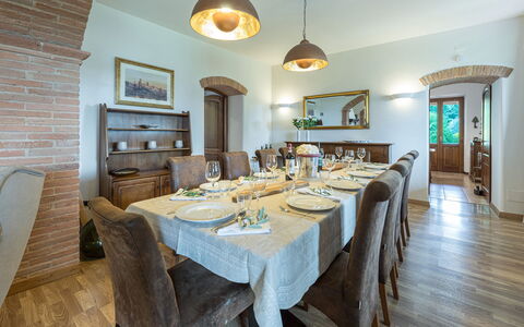 Villa Pianello 10: Möbel, Interior Design, Tabelle, Stuhl, Flooring, Holz, Decke, Esszimmer, Küche & Esszimmer Tisch, Zimmer