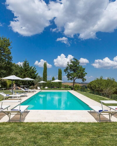 Villa Pianello 10: Schwimmbad, Garten, Rasen, Landscaping, Estate, Gartenmöbel, Villa, Park, Resort, Bauernhaus