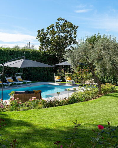 La Villanella 6: Schwimmbad, Resort, Gartenmöbel, Garten, Strauch, Eco Hotel, Landscaping, Hinterhof, Regenschirm