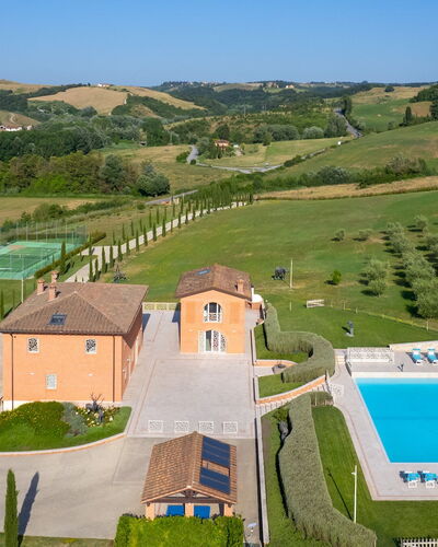 Podere Terranuova 10+2: Schwimmbad, Estate, Freizeit, Resort, Rasen, Hazienda, Villa, Bauernhaus, Garten, Landscaping
