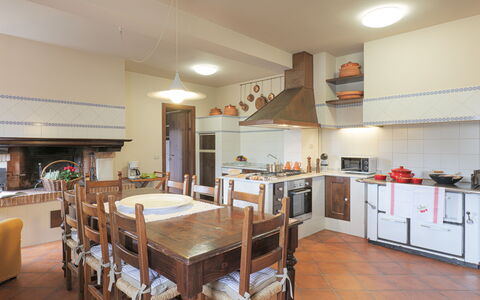 Il Cerreto 11: Möbel, Interior Design, Flooring, Küche, Decke, Holz, Fussboden, Zimmer, Cabinetry, Countertop