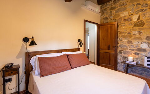 Podere San Lorenzo 12: Wand, Holz, Interior Design, Möbel, Schlafzimmer, Decke, Flooring, Fussboden, Bett, Braun