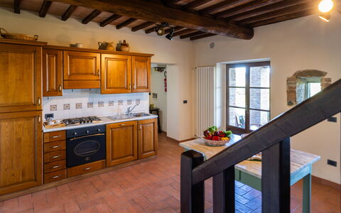 Podere San Lorenzo 12: Flooring, Holz, Möbel, Interior Design, Fussboden, Countertop, Küche, Zimmer, Decke, Cabinetry