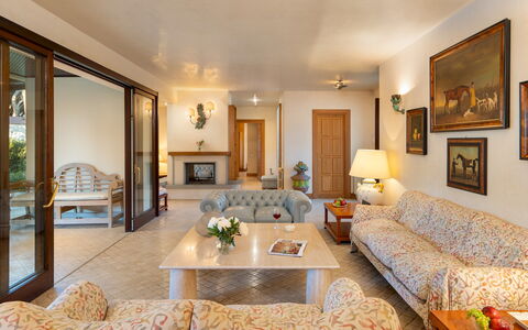 Villa Puntala 10: Möbel, Interior Design, Couch, Flooring, Wand, Fussboden, Wohnzimmer, Decke, Holz, Zimmer