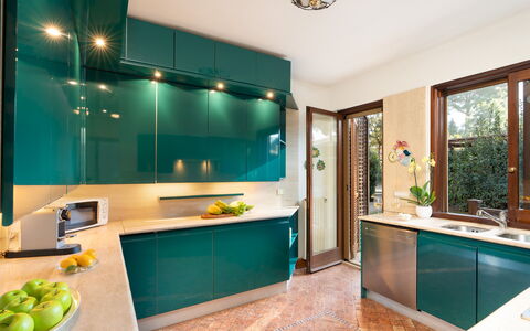 Villa Puntala 10: Küche, Interior Design, Küchengerät, Cabinetry, Countertop, Möbel, Major Appliance, Holz, Decke, Flooring