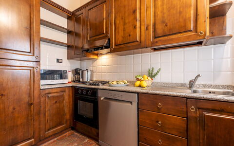 Casale Fienile 8: Cabinetry, Küche, Holz, Countertop, Major Appliance, Küchengerät, Flooring, Interior Design, Schrank, Zimmer