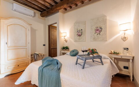 Casale Teatro 10: Möbel, Schlafzimmer, Interior Design, Bett, Zuhause, Flooring, Fussboden, Bettdecke, Zimmer, Beleuchtung