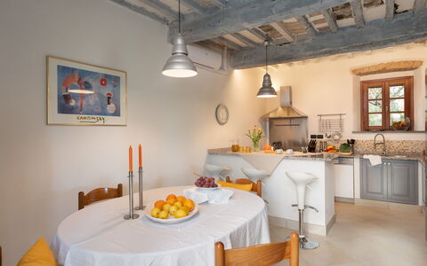 Casa da Sogno 12: Möbel, Interior Design, Flooring, Küche, Decke, Countertop, Light Fixture, Stuhl, Zimmer, Fussboden
