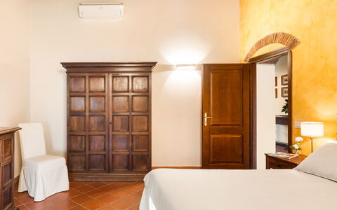 Casale Ombrone 11: Wand, Interior Design, Möbel, Flooring, Fussboden, Decke, Beleuchtung, Zimmer, Bett, Schlafzimmer