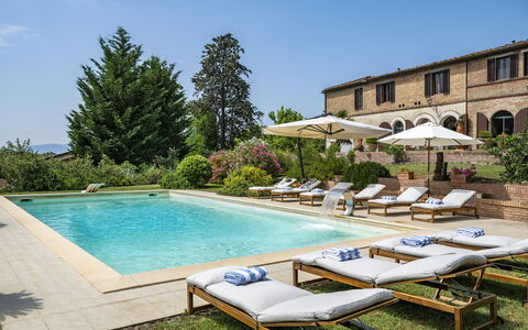 Podere Casanovina 12: Schwimmbad, Gartenmöbel, Resort, Sonnenliege, Estate, Regenschirm, Villa, Hotel, Hazienda, Garten