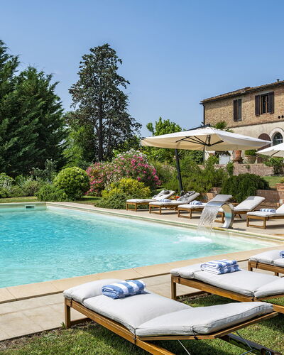 Podere Casanovina 12: Schwimmbad, Gartenmöbel, Resort, Sonnenliege, Estate, Regenschirm, Villa, Hotel, Hazienda, Garten