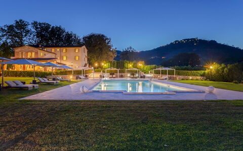 Villa Ginevra 12: Schwimmbad, Resort, Thermae, Gartenmöbel, Estate, Hotel, Landscaping, Ferienort, Sonnenliege, Villa
