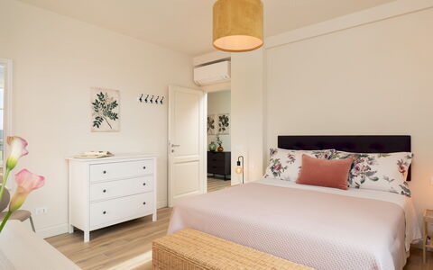 Villa Francesca 10: Möbel, Bett, Interior Design, Schlafzimmer, Wand, Bedding, Fussboden, Flooring, Bettdecke, Zimmer