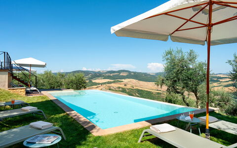 Villa Francesca 10: Blau, Schwimmbad, Hügel, Resort, Sonnenliege, Eco Hotel, Gartenmöbel, Gebirge, Villa, Estate