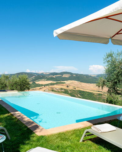 Villa Francesca 10: Blau, Schwimmbad, Hügel, Resort, Sonnenliege, Eco Hotel, Gartenmöbel, Gebirge, Villa, Estate