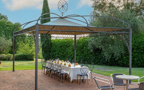 Podere Sant'Eugenio 14: Garten, Schatten, Pavillon, Gazebo, Outdoor Struktur, Gartenmöbel, Landscaping, Garten, Rasen, Tisch Im Freien