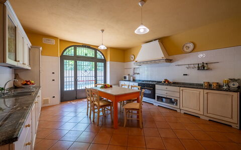 Podere Sant'Eugenio 14: Interior Design, Küche, Flooring, Möbel, Countertop, Decke, Fussboden, Light Fixture, Beleuchtung, Cabinetry