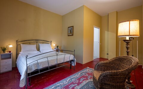 Podere Sant'Eugenio 14: Wand, Interior Design, Bett, Flooring, Fussboden, Schlafzimmer, Möbel, Holz, Bettdecke, Decke