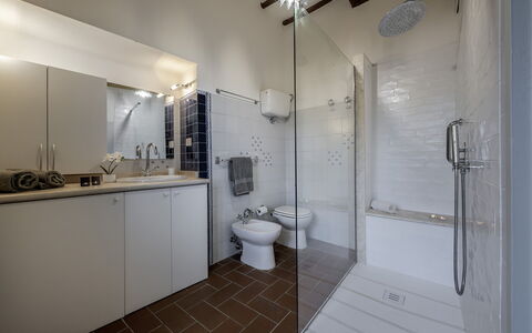 Il Castellare 14: Flooring, Badezimmer, Fussboden, Armatur, Interior Design, Decke, Installation, Zimmer, Zapfhahn, Dusche