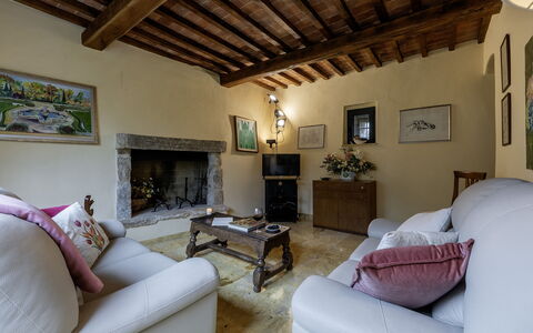 Il Castellare 14: Möbel, Wand, Interior Design, Flooring, Couch, Holz, Wohnzimmer, Fussboden, Zimmer, Tabelle