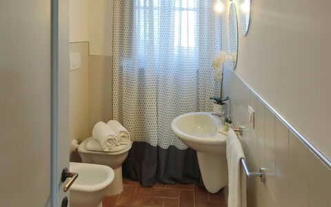 Villa le Beringhe 30: Flooring, Fussboden, Interior Design, Armatur, Badezimmer, Installation, Zimmer, Bad Sink, Zapfhahn, Sinken