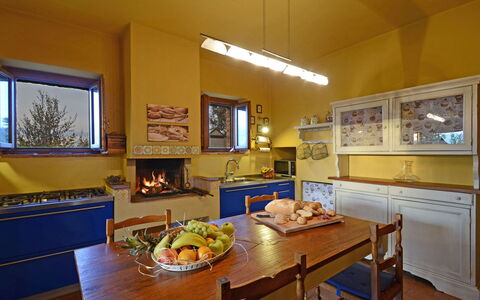 Terra San Raffaele 10+3: Möbel, Interior Design, Küche, Holz, Flooring, Decke, Zimmer, Countertop, Beleuchtung, Tabelle