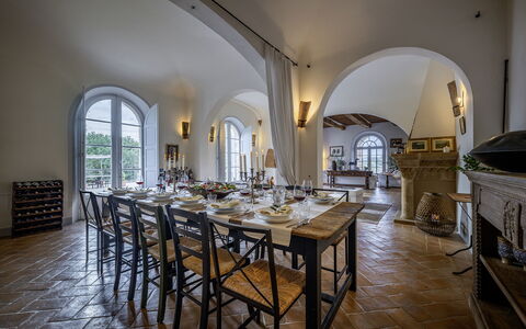 Podere Vernine di Sotto 14: Möbel, Interior Design, Tabelle, Stuhl, Küche & Esszimmer Tisch, Esszimmer, Flooring, Decke, Zimmer, Glas