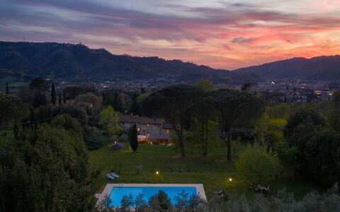 Villa delle Silerchie 10: Natur, Schwimmbad, Landschaft, Abend, Eco Hotel, Dämmerung, Rasen, Landscaping, Resort, Sonnenaufgang