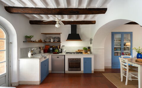 Villa delle Silerchie 10: Möbel, Küche, Interior Design, Flooring, Küchengerät, Zuhause, Countertop, Cabinetry, Fussboden, Stuhl